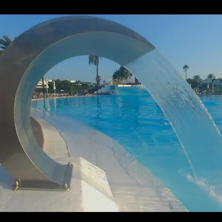 Private & Sunny Terrace منزل للإقامة